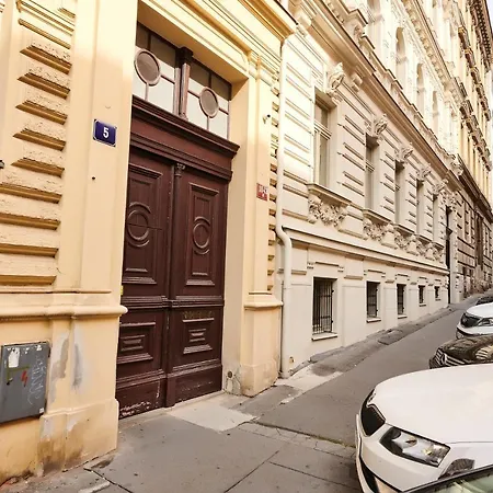 Halkova 5 Apartment